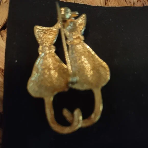 Vintage "2 kitties in love" pin. Goldstone with crystals. Excellent condition. - Picture 2 of 2